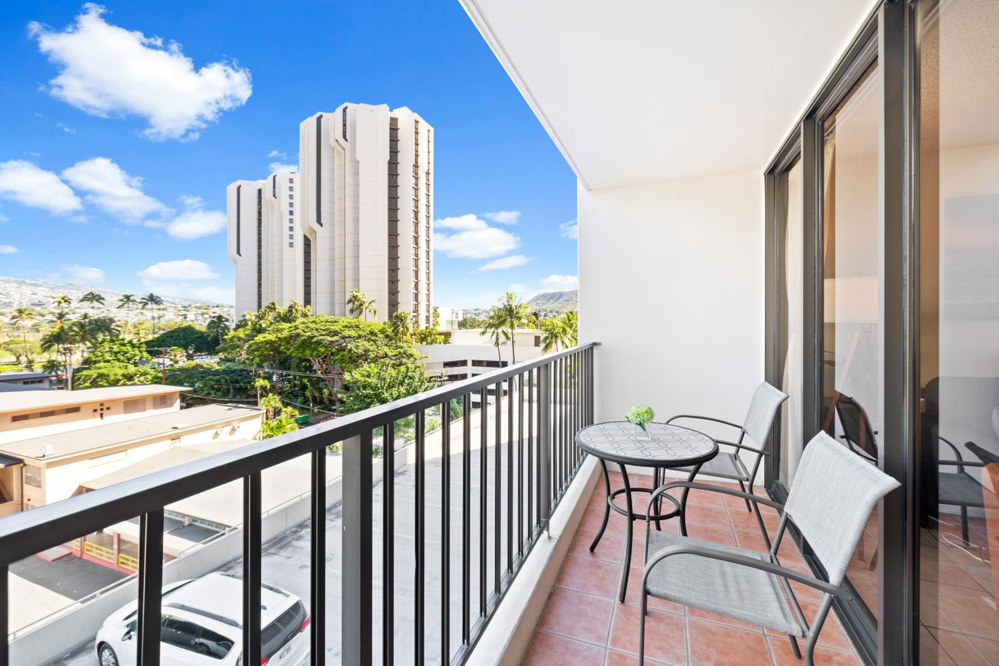 Cozy Waikiki Getaway, Stroll To Beach With Free Parking Хонолулу Екстериор снимка