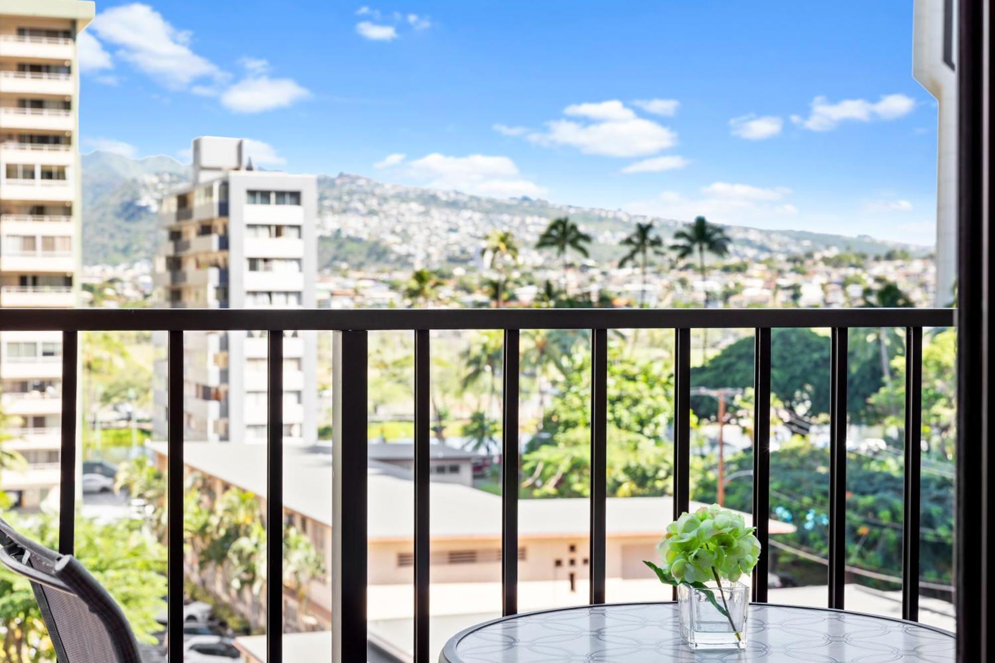 Cozy Waikiki Getaway, Stroll To Beach With Free Parking Хонолулу Екстериор снимка
