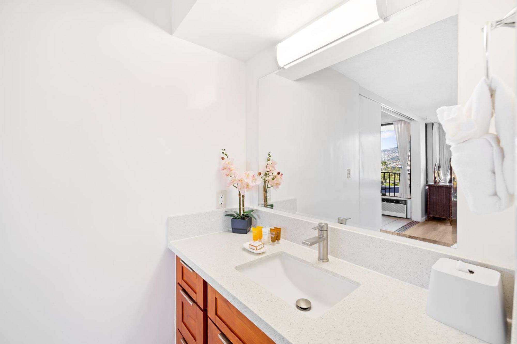 Cozy Waikiki Getaway, Stroll To Beach With Free Parking Хонолулу Екстериор снимка